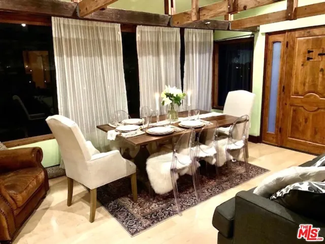 View room with private entranc