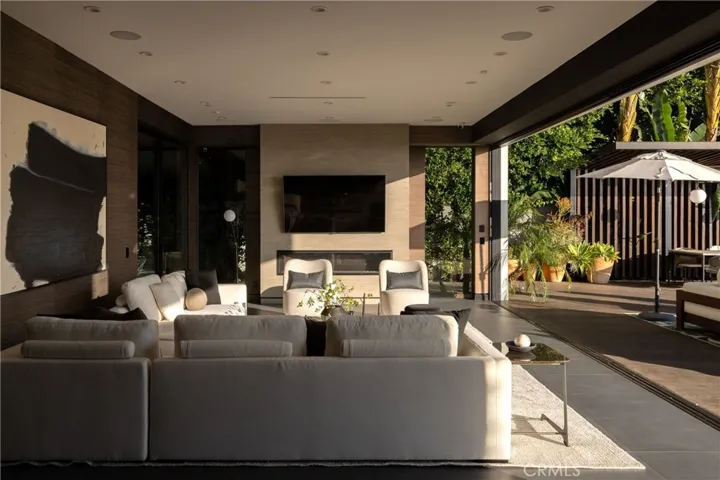 7107 Macapa Drive, Los Angeles, California 90068