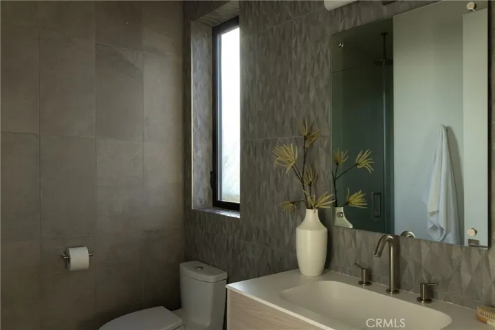 7107 Macapa Drive, Los Angeles, California 90068