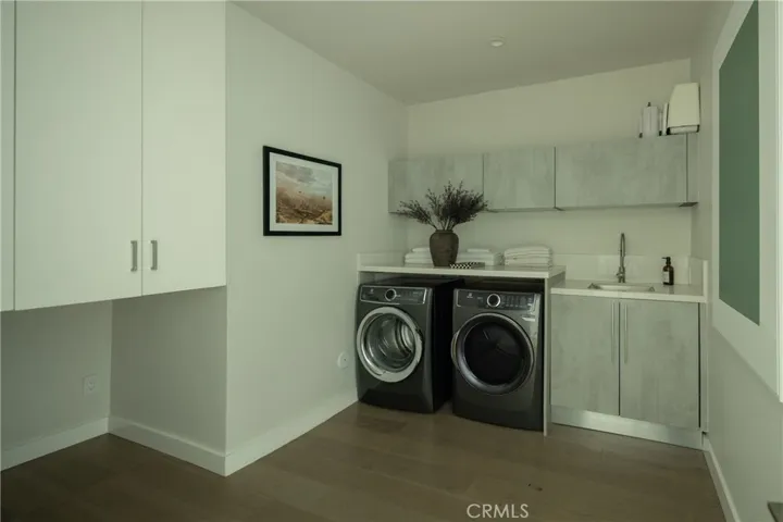 7107 Macapa Drive, Los Angeles, California 90068