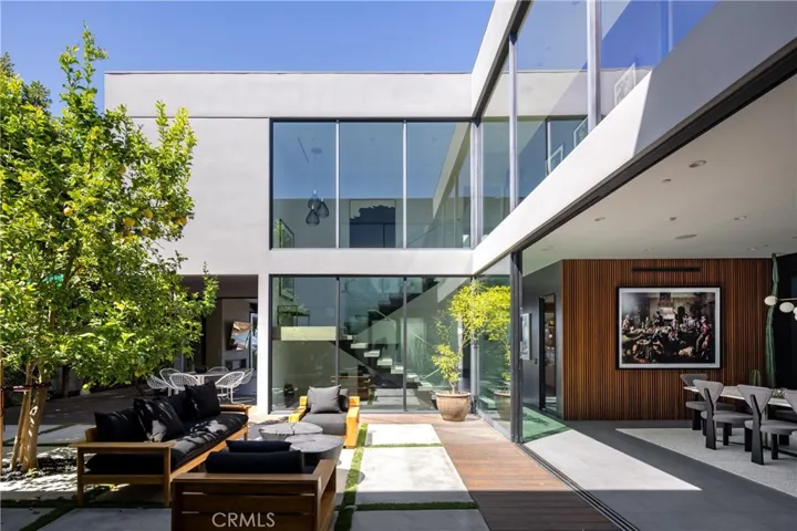 7107 Macapa Drive, Los Angeles, California 90068
