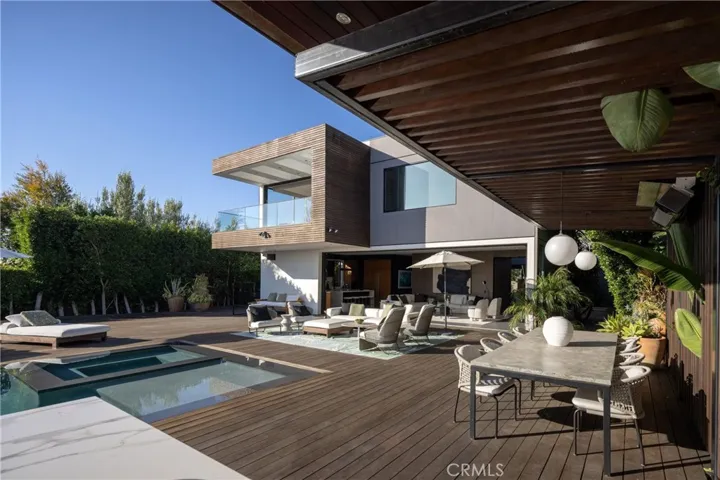 7107 Macapa Drive, Los Angeles, California 90068