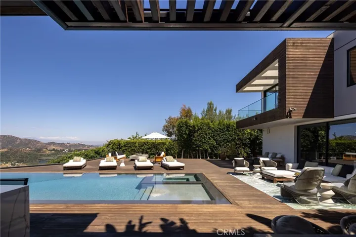 7107 Macapa Drive, Los Angeles, California 90068