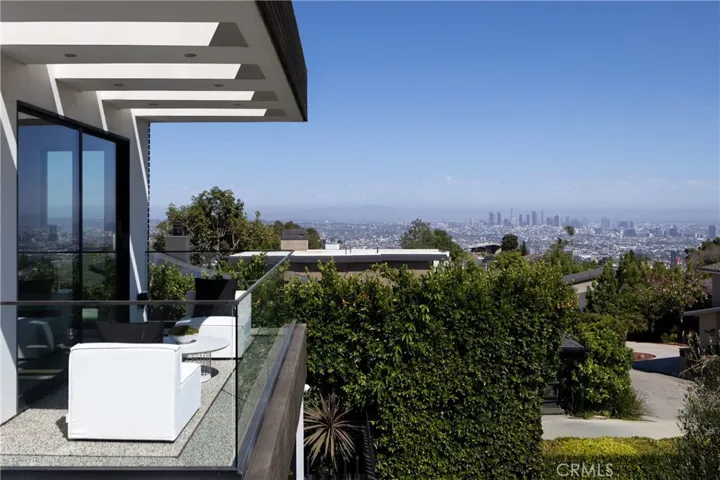 7107 Macapa Drive, Los Angeles, California 90068