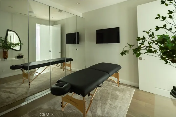 7107 Macapa Drive, Los Angeles, California 90068