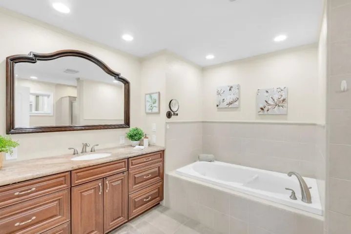 Primary Bath /w Tub & Walk in shower