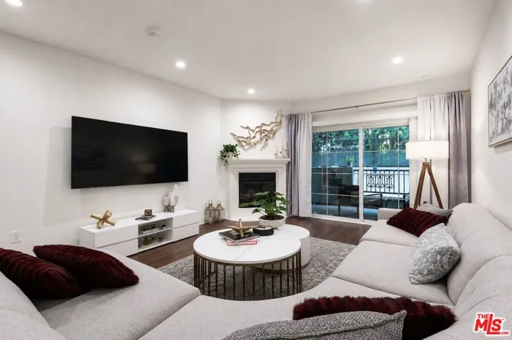15206 Burbank Boulevard 116, Sherman Oaks, California 91411