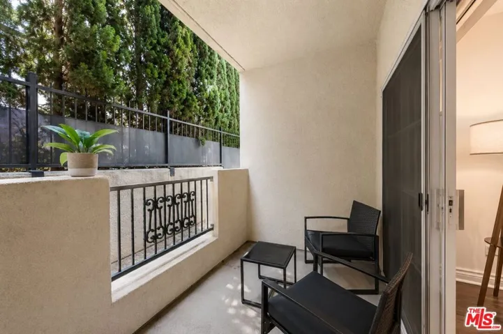 15206 Burbank Boulevard 116, Sherman Oaks, California 91411