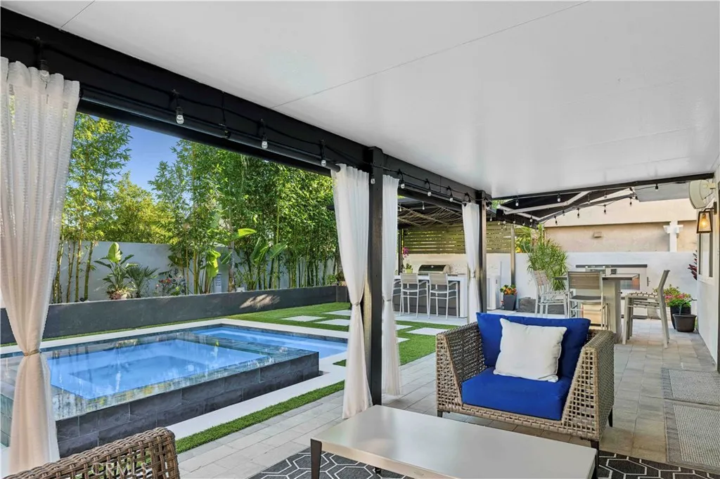 Indoor/Outdoor living @ its BEST!