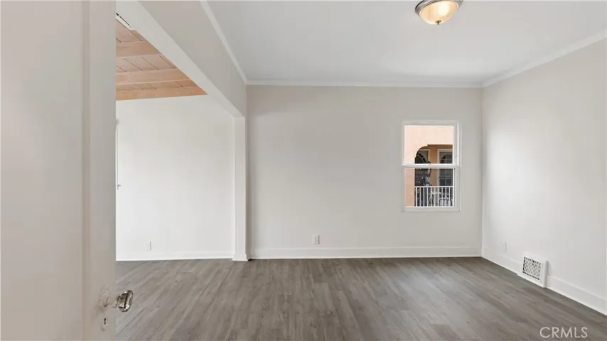 Premier Bedroom w Crystal Doorknobs