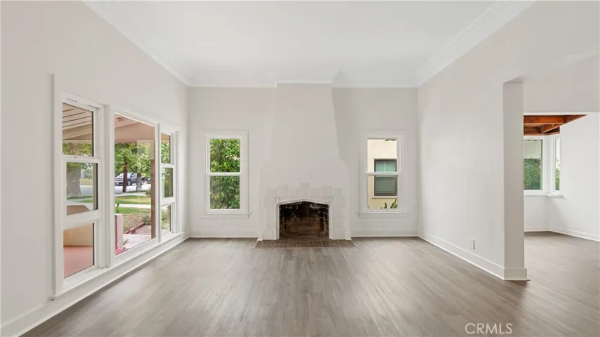 Living Room w Fireplace
