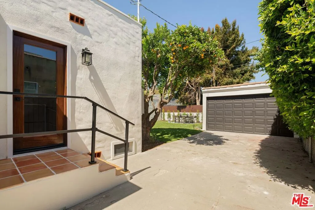 Kitchen Access Off Driveay + G