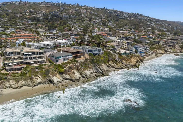 Situated along one of Laguna Beach’s most prized coastal stretches, and moments from celebrated dining, boutiques, galleries, and the iconic Montage Laguna Beach, the property offers the rare privilege of oceanfront living at its most refined, where privacy, beauty, and the rhythms of the Pacific converge.