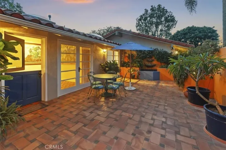 537 Vista Grande, Newport Beach, California 92660