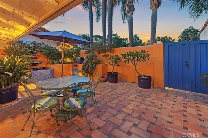 537 Vista Grande, Newport Beach, California 92660