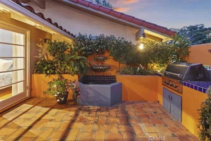537 Vista Grande, Newport Beach, California 92660