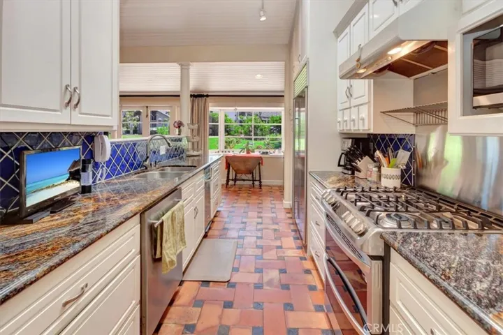 537 Vista Grande, Newport Beach, California 92660