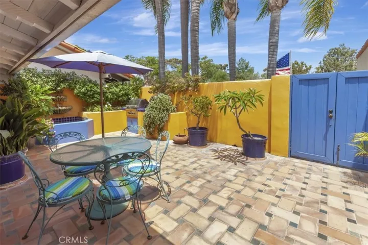 537 Vista Grande, Newport Beach, California 92660