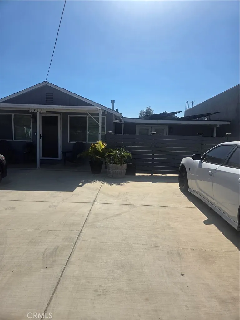 3842 Hillside