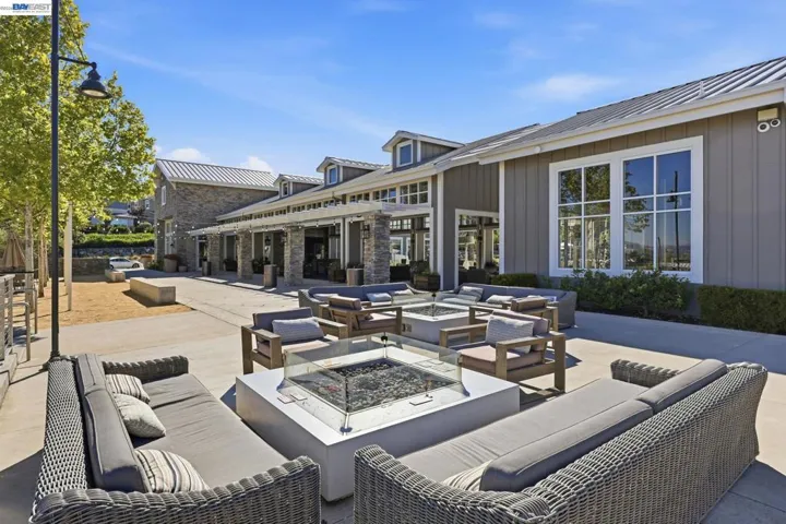 7240 Carneros Ln, Dublin, California 94568