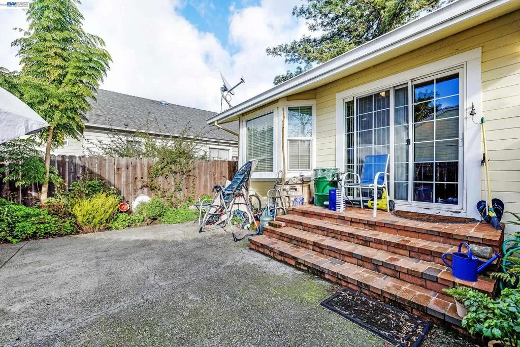 337 Private Rear patio