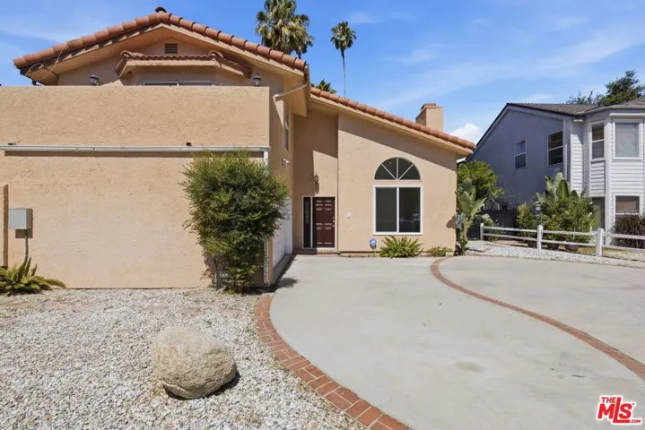 19250 Oxnard Street, Tarzana, California 91356