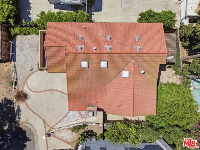 19250 Oxnard Street, Tarzana, California 91356