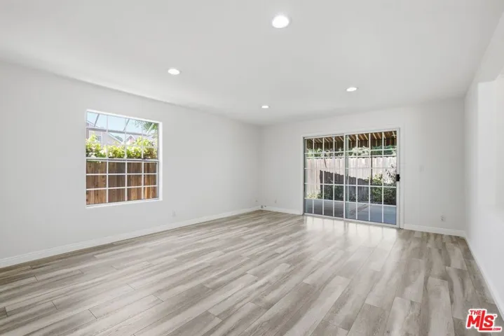 19250 Oxnard Street, Tarzana, California 91356