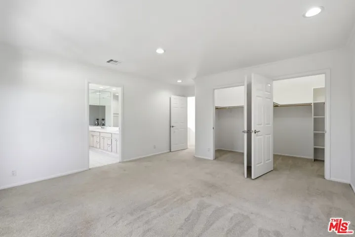 19250 Oxnard Street, Tarzana, California 91356