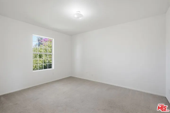 19250 Oxnard Street, Tarzana, California 91356