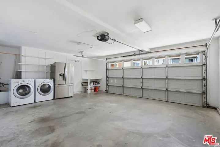 19250 Oxnard Street, Tarzana, California 91356