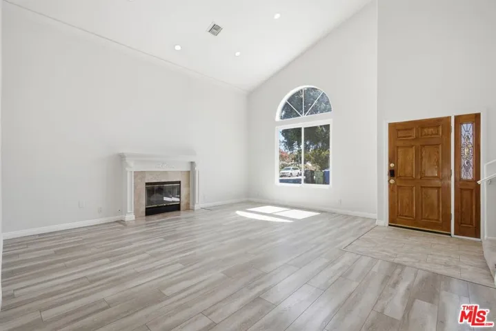 19250 Oxnard Street, Tarzana, California 91356