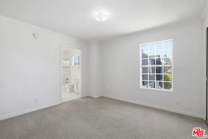19250 Oxnard Street, Tarzana, California 91356