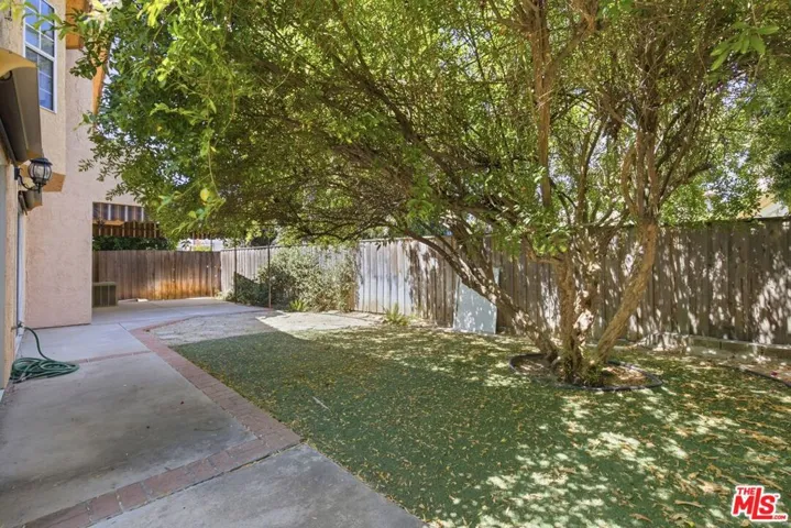 19250 Oxnard Street, Tarzana, California 91356