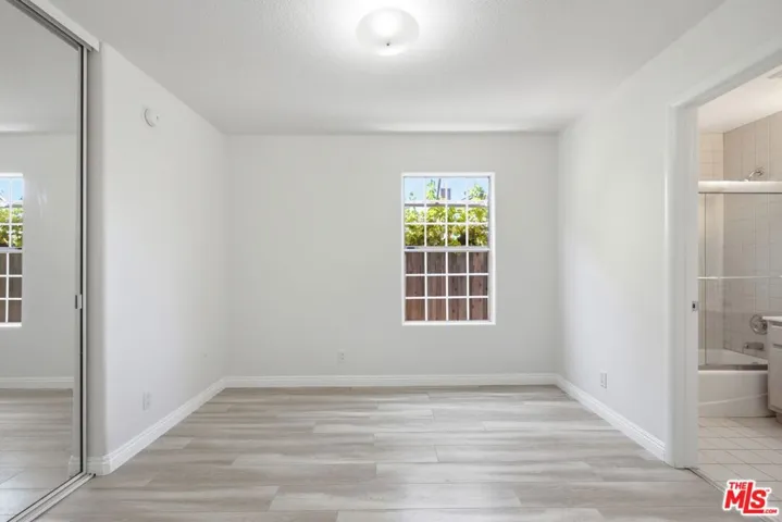 19250 Oxnard Street, Tarzana, California 91356