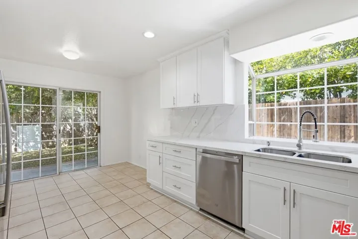 19250 Oxnard Street, Tarzana, California 91356