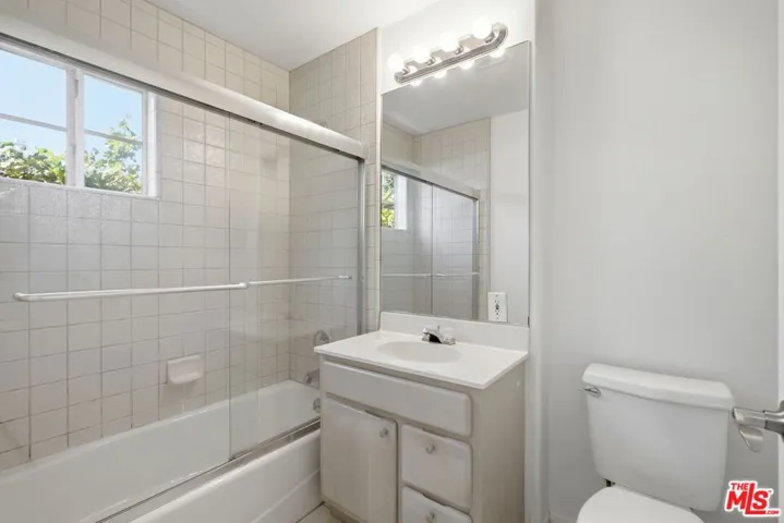 19250 Oxnard Street, Tarzana, California 91356