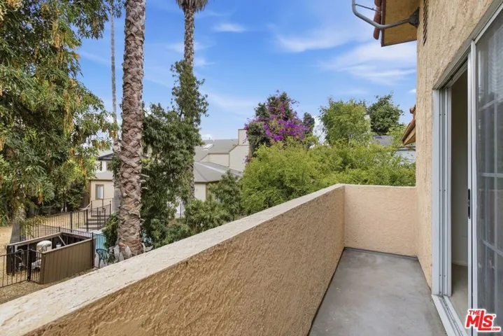 19250 Oxnard Street, Tarzana, California 91356