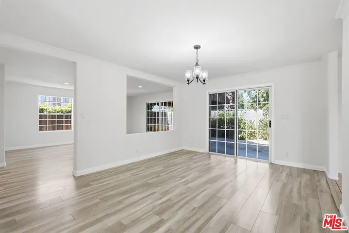 19250 Oxnard Street, Tarzana, California 91356