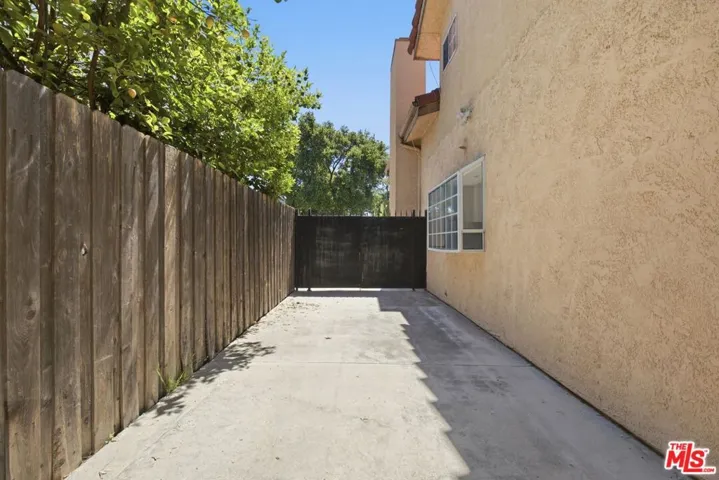 19250 Oxnard Street, Tarzana, California 91356