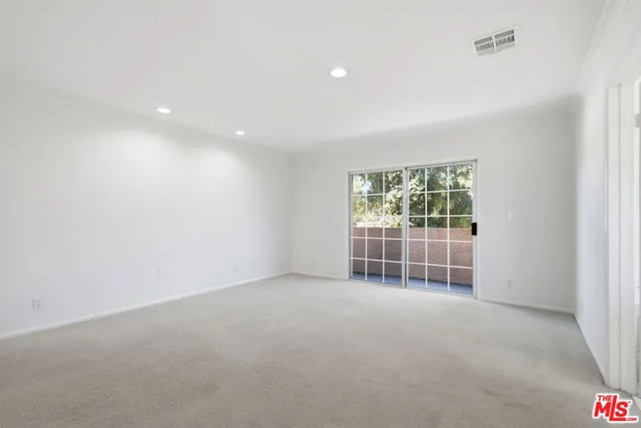 19250 Oxnard Street, Tarzana, California 91356