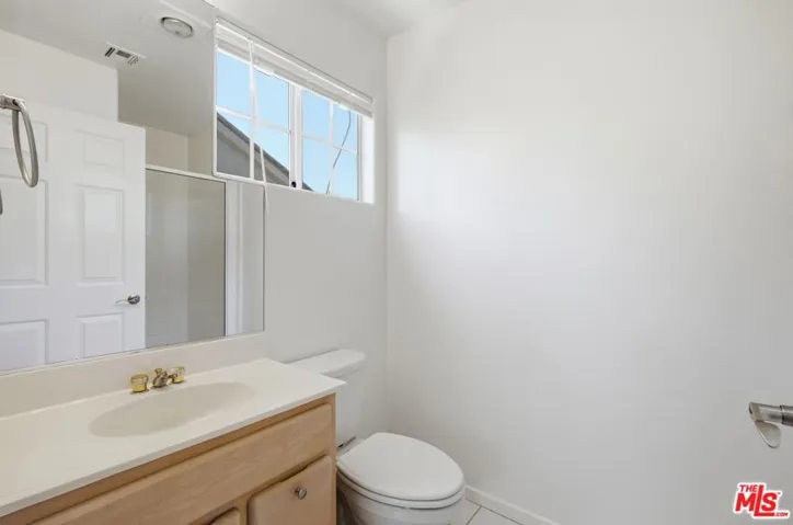 19250 Oxnard Street, Tarzana, California 91356