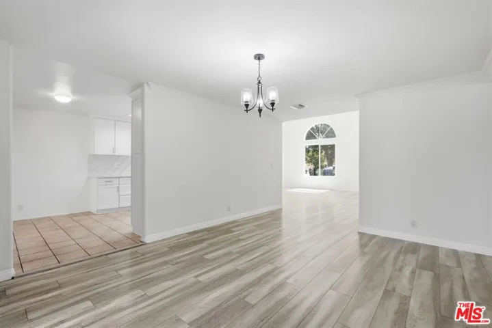 19250 Oxnard Street, Tarzana, California 91356