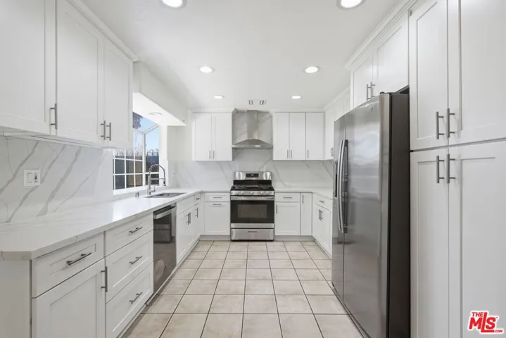 19250 Oxnard Street, Tarzana, California 91356