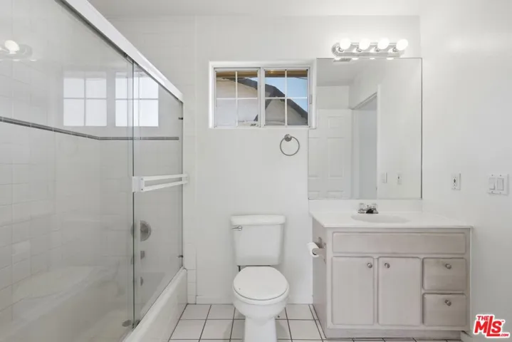 19250 Oxnard Street, Tarzana, California 91356
