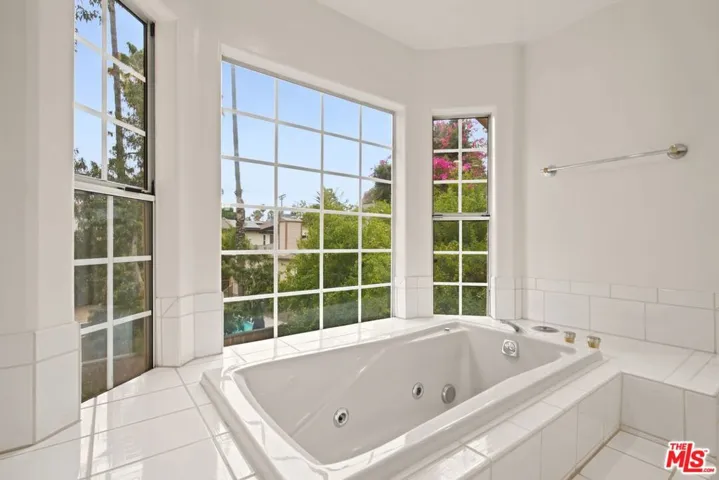 19250 Oxnard Street, Tarzana, California 91356