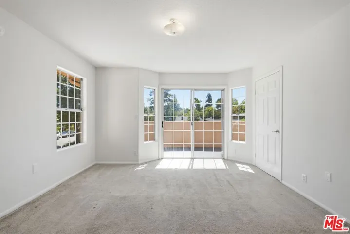 19250 Oxnard Street, Tarzana, California 91356