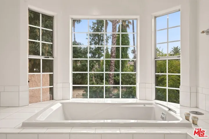 19250 Oxnard Street, Tarzana, California 91356
