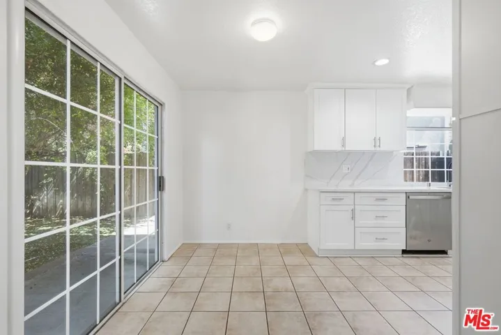 19250 Oxnard Street, Tarzana, California 91356