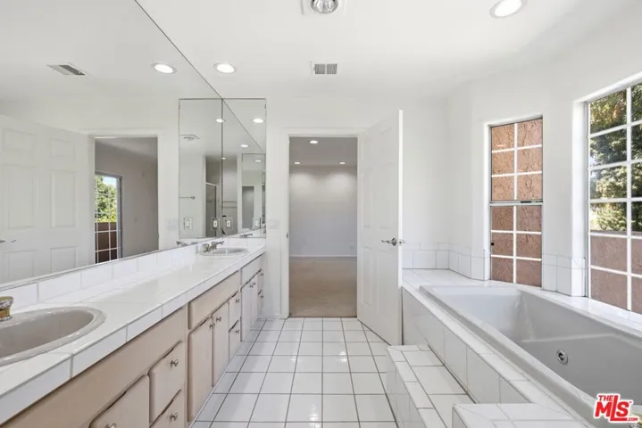 19250 Oxnard Street, Tarzana, California 91356